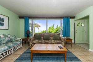Χώρος καθιστικού στο Charming Waterfront Cabin Cabin