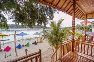 Photo de la galerie de l'établissement Wooden Beach Sunset Cottages, à Nusa Lembongan