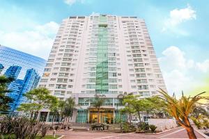 a tall white building with trees in front of it at Ed Saint Moritz, Flat 02 com Garagem, SHN no Coração de Brasília in Brasília