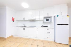 Cucina o angolo cottura di Seashells Beachfront Resort