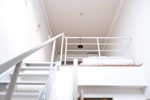 En eller flere køyesenger på et rom på MINIMAL SHIMOKITA Stylish Loft or Studio Apt