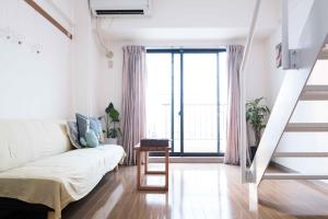 En eller flere senger på et rom på MINIMAL SHIMOKITA Stylish Loft or Studio Apt