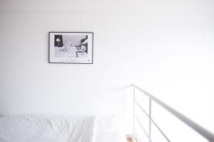 En eller flere senger på et rom på MINIMAL SHIMOKITA Stylish Loft or Studio Apt