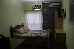 a small bedroom with a bed and a window at Monoambiente microcentro in Bahía Blanca