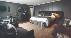 una camera da letto con un letto grande e un soggiorno di Ship Inn Stanley a Stanley
