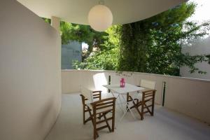 d'une terrasse avec une table et des chaises sur un balcon. dans l'établissement A Casa di LoLu, à Grottammare