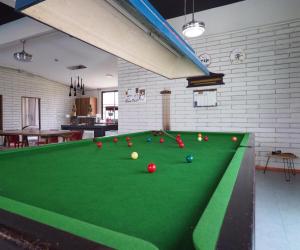 uma mesa de bilhar com bolas numa sala em Chef Nirvana Spa Pool Villa em Phayayen
