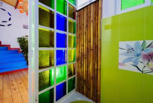 a room with a wall of green and blue at Hostel Mexico DF Airport in Mexico City