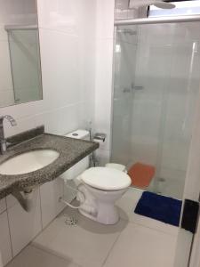 y baño con aseo, lavabo y ducha. en Beira Mar da Pajuçara, en Maceió