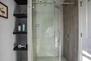 Ванная комната в Modern Luxury Family Getaway Near Beach Casinos