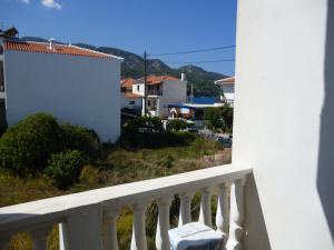 balcón con vistas a la ciudad en Pension Eleni Rooms en Kokkari