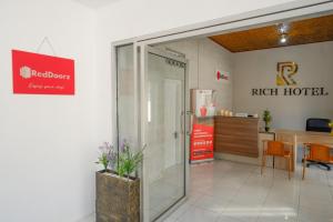 馬塔蘭的住宿－RedDoorz near Mataram University，右侧酒店入口,设有滑动玻璃门