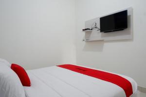 TV a/nebo společenská místnost v ubytování RedDoorz near Mataram University