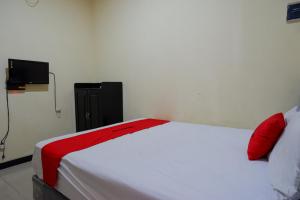 Tempat tidur dalam kamar di RedDoorz near GOR Wisanggeni