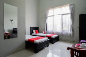 Una cama o camas en una habitación de RedDoorz Syariah near Menara Kudus