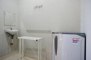 Kamar mandi di RedDoorz near Mutiara SIS Al Jufrie Airport Palu