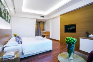 Postel nebo postele na pokoji v ubytování Crystal Crown Hotel Petaling Jaya