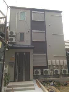una casa in costruzione con la porta d'ingresso aperta di Nice Hostel Yahiro a Tokyo