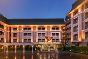 una vista exterior de un hotel por la noche en The Beverly Hotel Pattaya, en Pattaya South