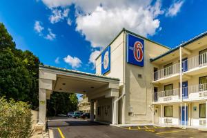 zewnętrznej części hotelu z parkingiem w garażu w obiekcie Motel 6-Raleigh, NC - Cary w mieście Cary