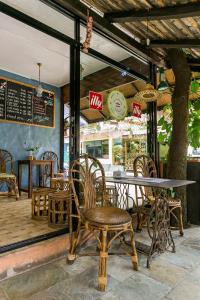 tavolo e sedie di fronte a un ristorante di Peace Eye Guest House a Pokhara