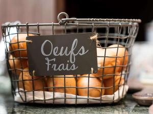 a basket of oranges with a sign on it at ibis Styles Paris Nation Cours de Vincennes in Paris