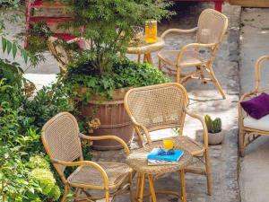 a group of chairs and a table with a drink at ibis Styles Paris Nation Cours de Vincennes in Paris