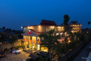 un gran edificio con luces encendidas por la noche en Hotel Royal Safari, en Sauraha
