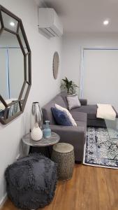 sala de estar con sofá y mesa en At Home Apartments en Sale