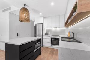 Köök või kööginurk majutusasutuses Mirra Chana Beachfront Apartments Mooloolaba