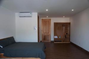 1 dormitorio con 1 cama y 1 sofá en una habitación en Nếp Apartment Hotel en Vung Tau