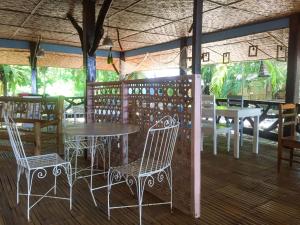 una mesa y sillas en un restaurante con mesas y sillas en Beach House Resort and Dive Center en Mambajao