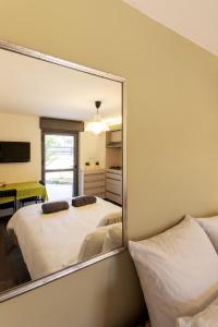 een slaapkamer met 2 bedden en een grote spiegel bij Quiet Apartments in Beit Safafa- Jerusalem in Jeruzalem