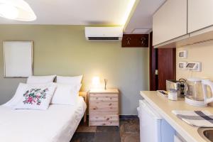 1 dormitorio pequeño con 1 cama y cocina en Quiet Apartments in Beit Safafa- Jerusalem, en Jerusalén