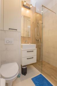 W łazience znajduje się umywalka i prysznic. w obiekcie CR Apartament w Centrum Lipowa 18 w mieście Białystok