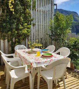una mesa blanca con sillas y un mantel en el patio en Appartamento Sant'Osvaldo, en Bolzano