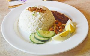 Makanan di atau berdekatan hotel