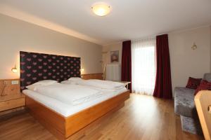 Posteľ alebo postele v izbe v ubytovaní Hotel Goldener Adler