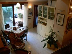 a kitchen and dining room with a table and chairs at Casanoemi 1 in Cagliari