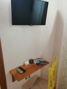 a small table with a television on a wall at Residenza Skanderbeg in Montecilfone