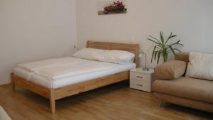 - une chambre avec un lit, un canapé et une chaise dans l'établissement Appartements CHE, à Vienne