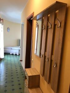 ein Ankleidezimmer mit einer Bank und einem Spiegel in der Unterkunft Venere in Peschiera del Garda