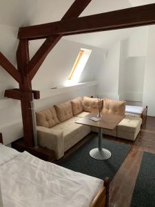 salon z kanapą i stołem w obiekcie Penzión Brabčák w mieście Racimów