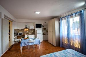 A kitchen or kitchenette at Piccolo Sole d'oro - appartamenti Még 13 kép