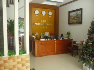 Restauracja asahi z choinką świąteczną i zegarkami na ścianie w obiekcie Asia Apartment Hotel Bac Ninh w mieście Bắc Ninh