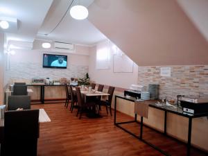 una sala da pranzo con tavolo e sedie di Dipendenza Hotel Bellavista a Lido di Ostia