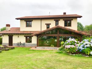 a house with a conservatory in the yard at Lugar Meluerda in Meluerda