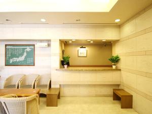 une salle d'attente dans un hôpital avec des chaises et des tables dans l'établissement Hotel Route-Inn Naha Asahibashi Eki Higashi, à Naha