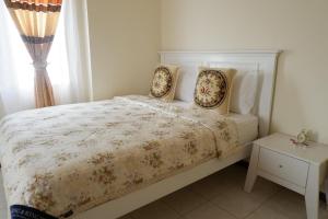 - une chambre avec un lit avec deux oreillers et une fenêtre dans l'établissement Permai Seri Homestay, à Ampang 2 autres photos