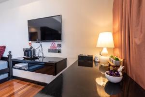 Suite @ Sunway Pyramid Mall的电视和/或娱乐中心